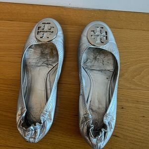 TORY BURCH 8 silver metallic ballet flats